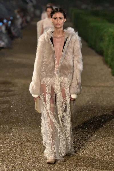 Look 11